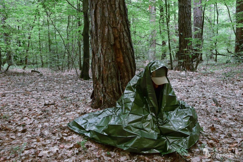 NDūR Emergency Survival Blanket: потерпілий у рятувальній ковдрі сидить під деревом - secretsquirrel.com.ua