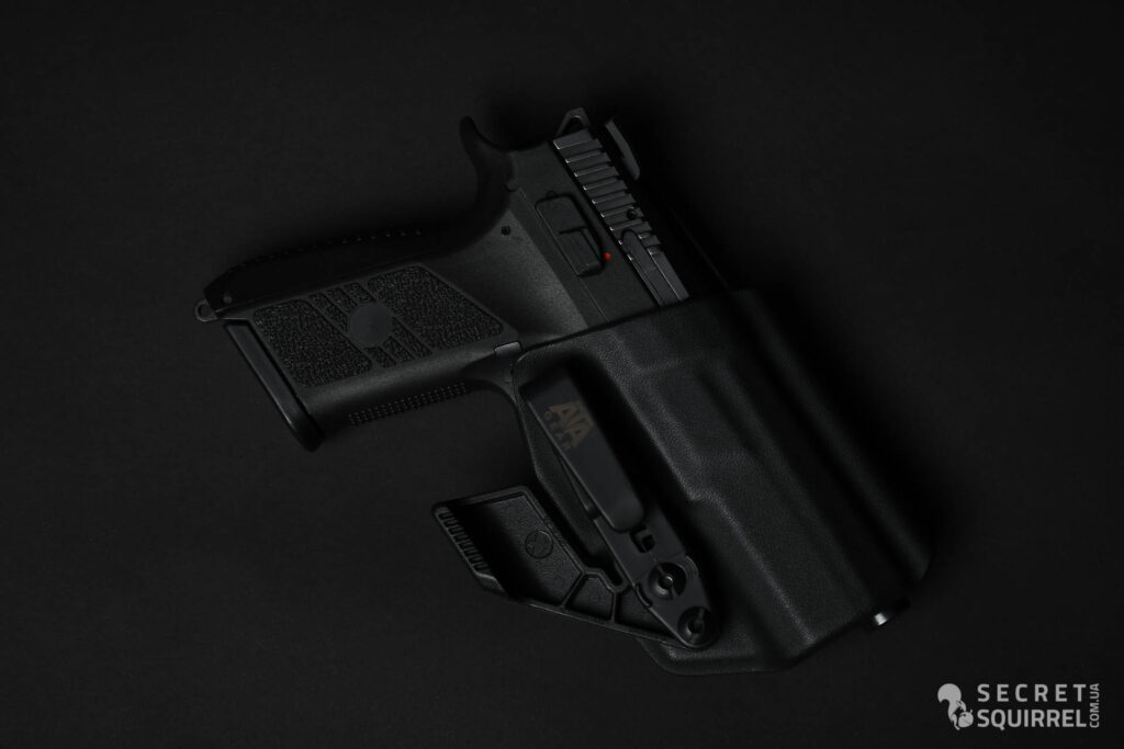 ATA-Gear Fantom v.4: з пістолетом T-REX, вигляд спереду - secretsquirrel.com.ua