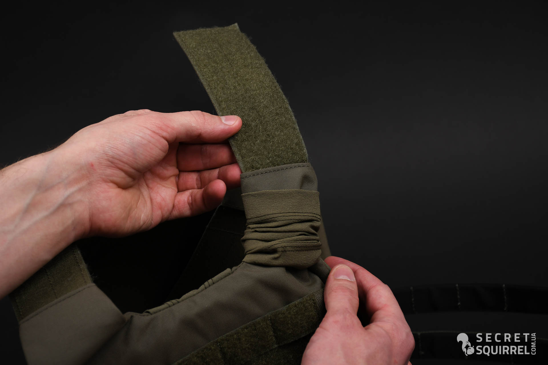 Spiritus Systems Shoulder Cover Low Profile: вдягання на лямки - secretsquirrel.com.ua