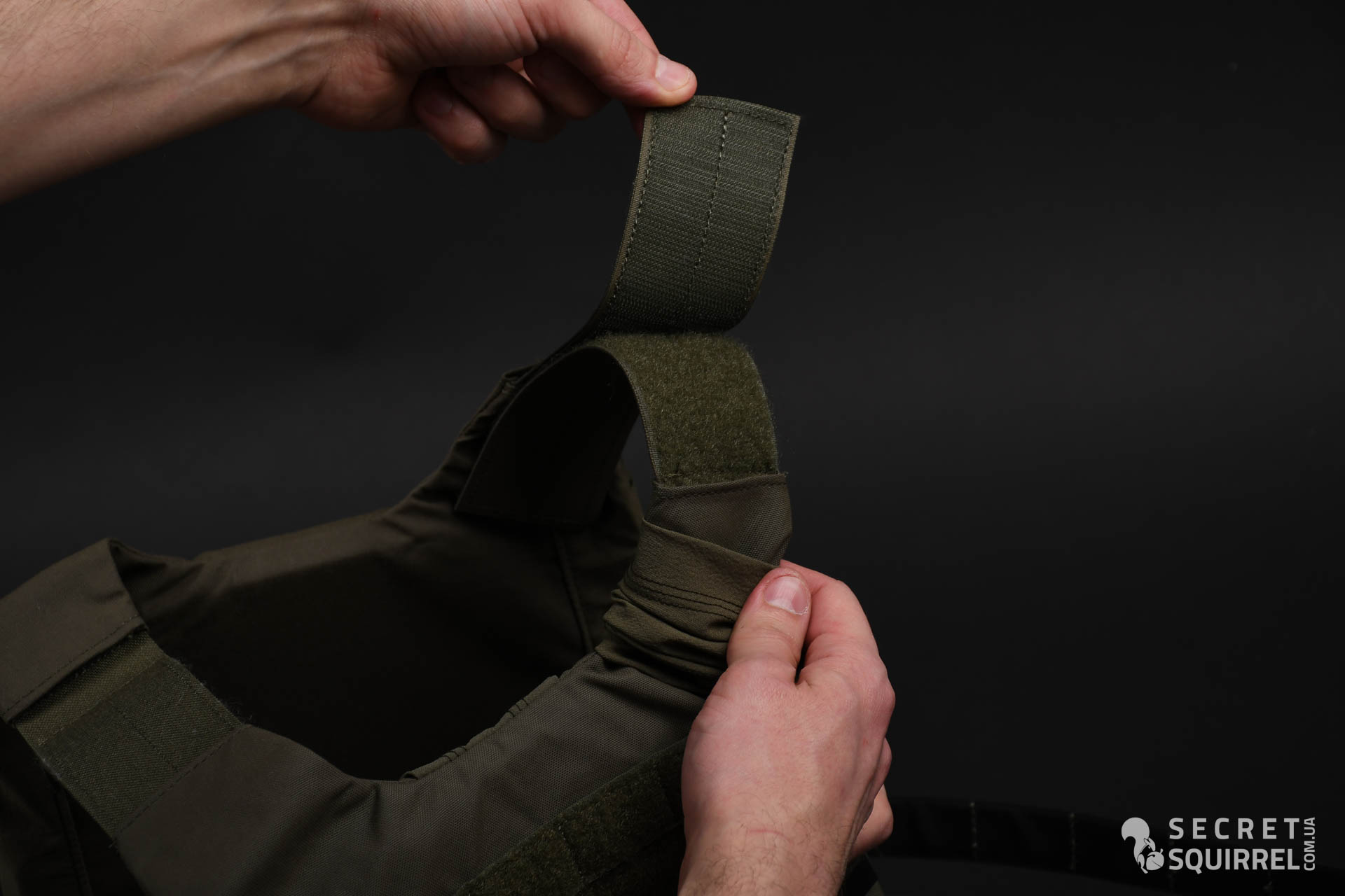 Spiritus Systems Shoulder Cover Low Profile: вдягання на лямки - secretsquirrel.com.ua