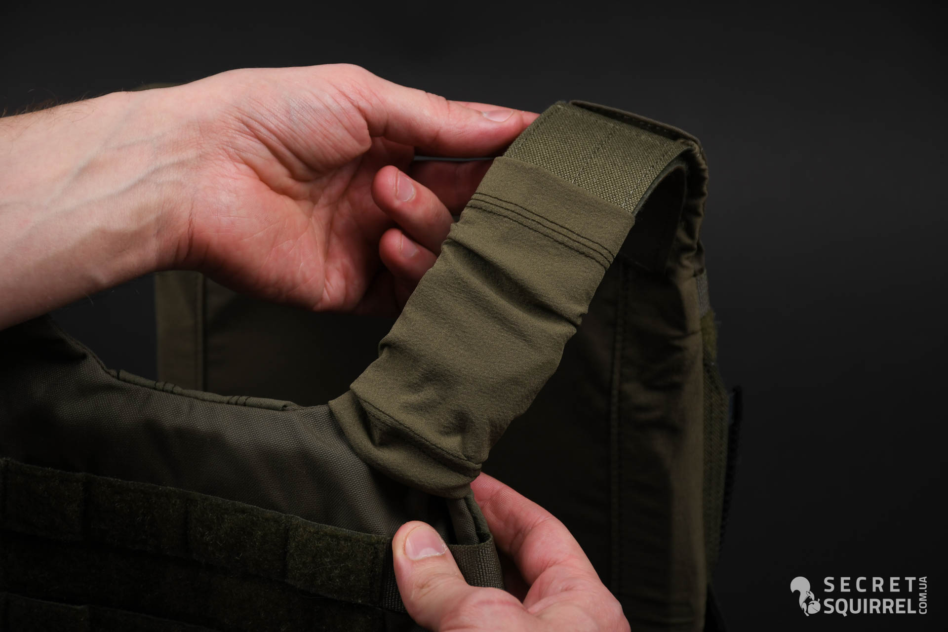 Spiritus Systems Shoulder Cover Low Profile: вдягання на лямки - secretsquirrel.com.ua