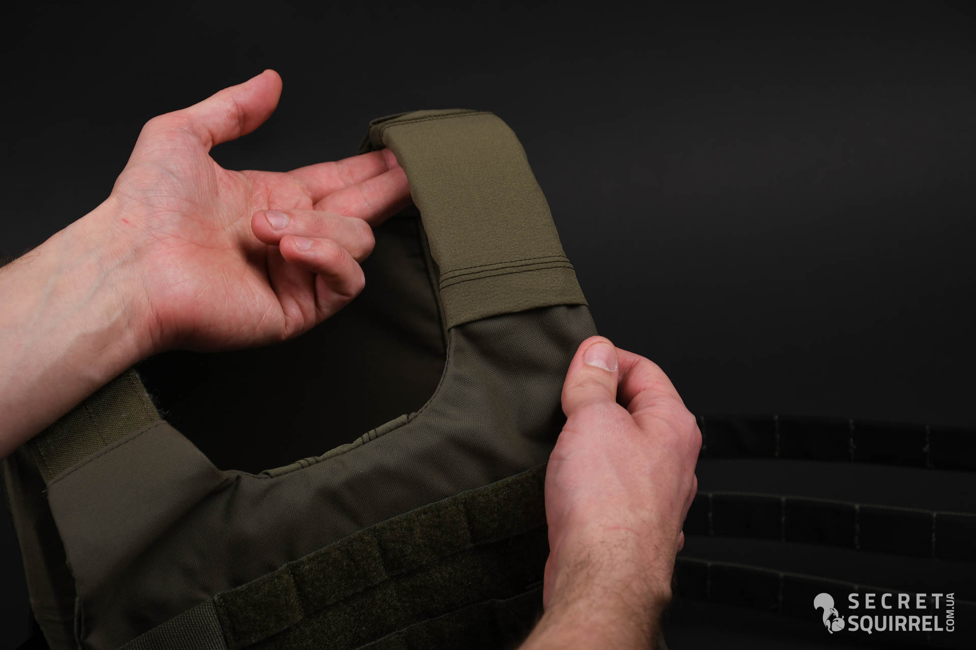 Spiritus Systems Shoulder Cover Low Profile: вдягання на лямки - secretsquirrel.com.ua