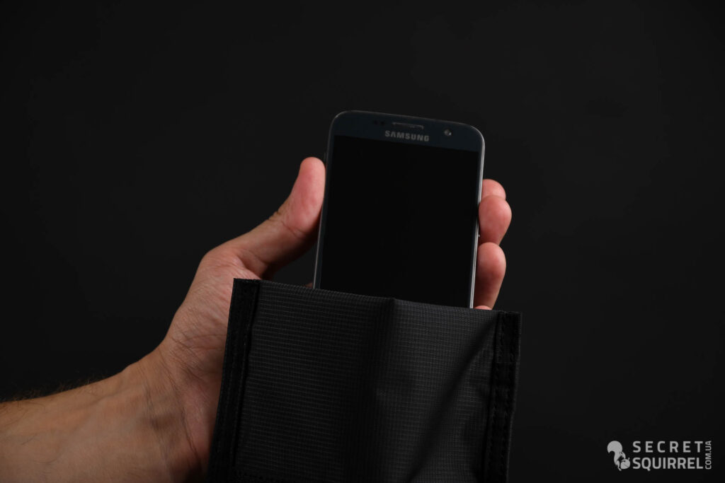 Eberlestock Fade Blocker Pouch: Samsung S7 без чохла всередині підсумку - secretsquirrel.com.ua