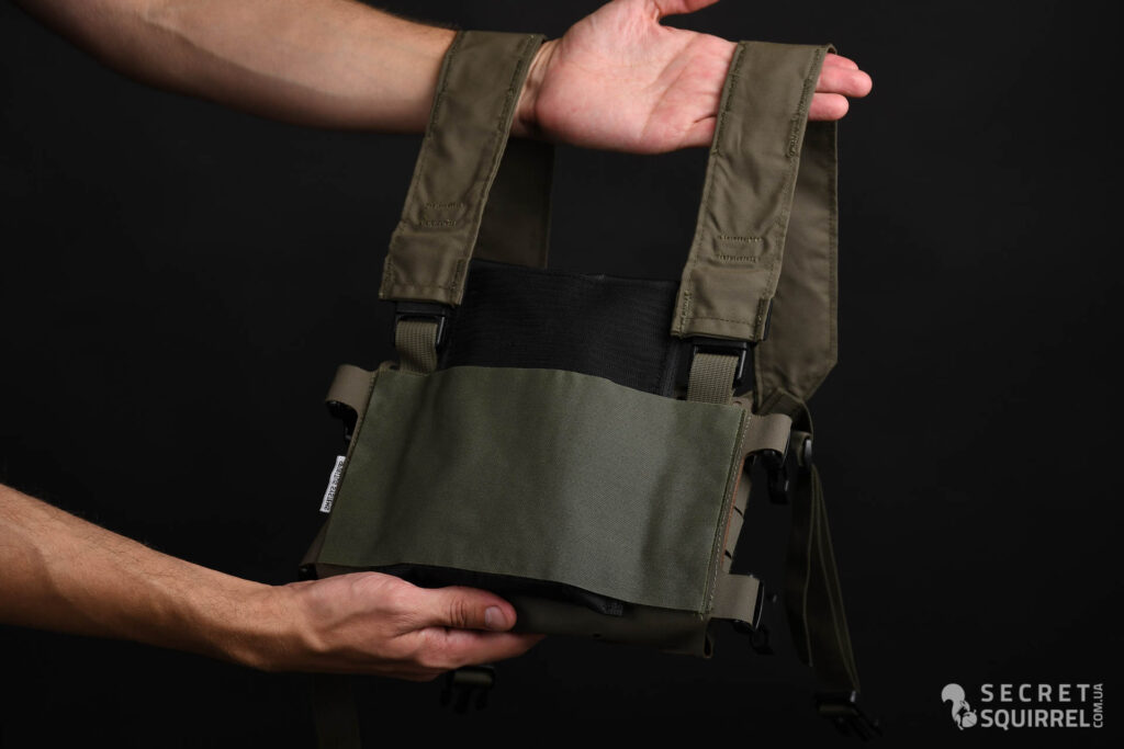 Eberlestock Fade Blocker Pouch: підсумок на задній площині нагрудника Spiritus Systems Micro Fight Chassis MkV, вигляд ззаду - secretsquirrel.com.ua