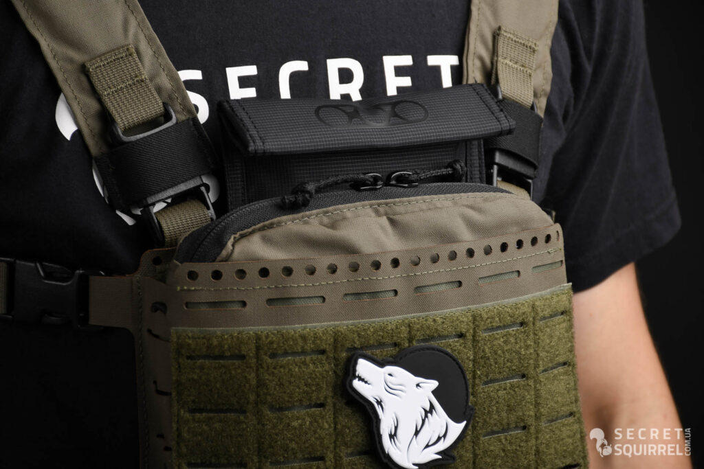 Eberlestock Fade Blocker Pouch: підсумок на задній площині нагрудника Spiritus Systems Micro Fight Chassis MkV, вигляд спереду - secretsquirrel.com.ua